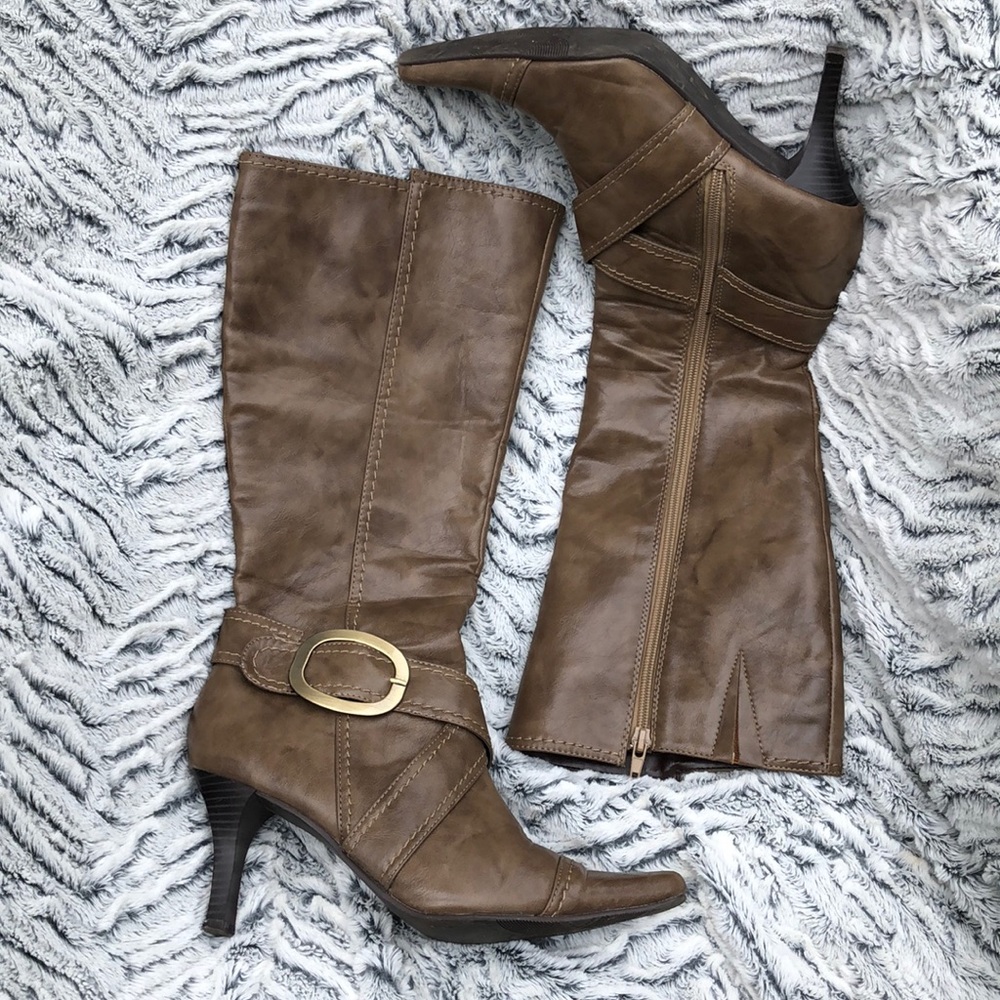 Beige heel strap boot